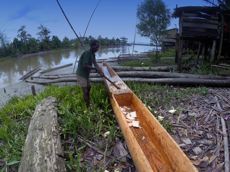 Perahu lesung dibuat dari satu batang kayu utuh yang dilubangi tengahnya hingga membentuk cekungan