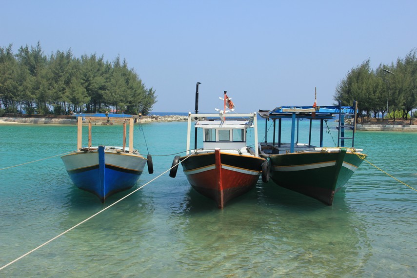 Perahu nelayan yang siap mengantarkan pengunjung untuk berkeliling Pulau Payung Besar