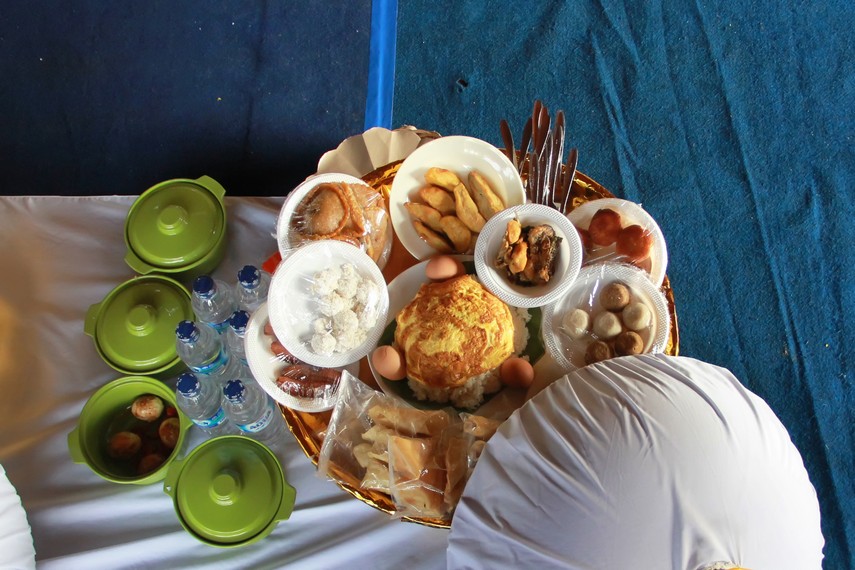 Perayaan Maulid bagi warga Buton menjadi sarana mempererat silaturahmi, yang diwujudkan dengan gotong royong mengisi 'tala' dengan aneka makanan