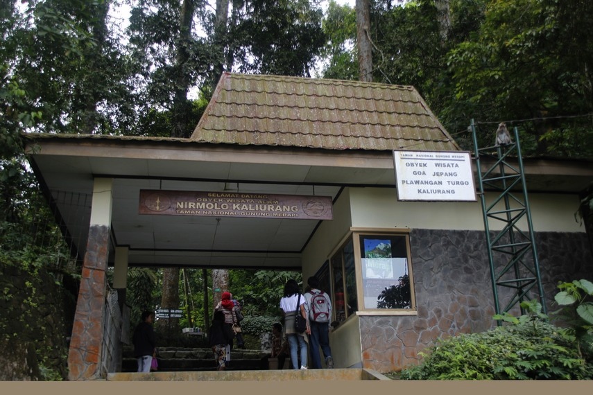 Goa Jepang terletak di dalam kawasan wisata Nirmolo Kaliurang, Yogyakarta
