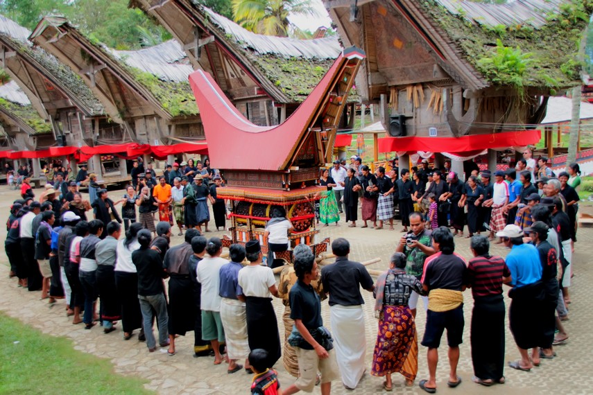Proses Upacara Rambu Solo yang menjadi daya tarik bagi wisatawan yang berkunjung ke Tana Toraja