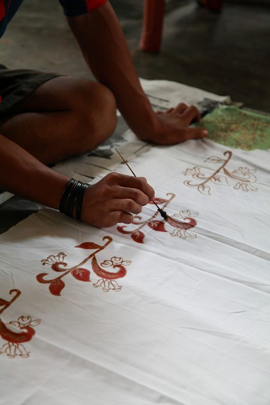 Proses pewarnaan pada batik Ternate