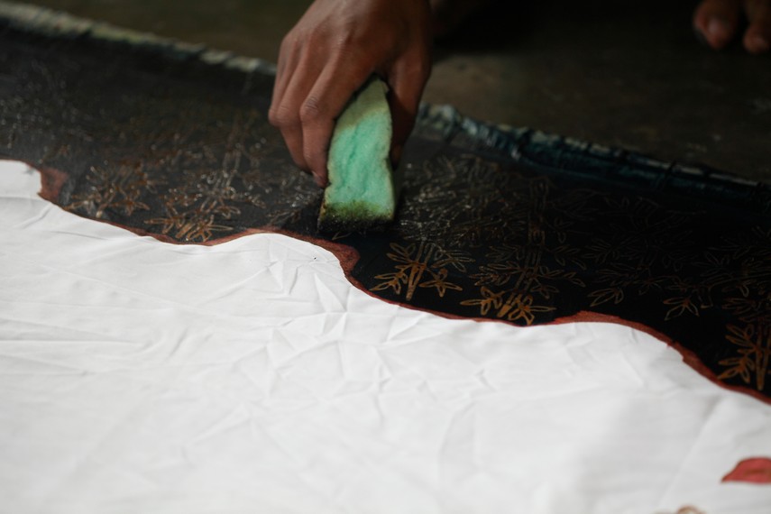 Proses pewarnaan pada batik Ternate