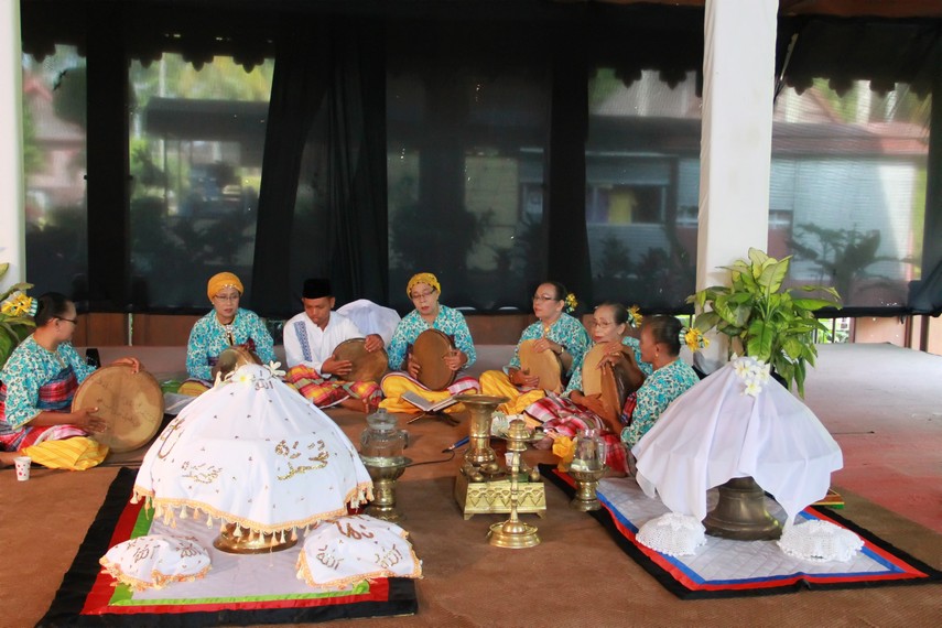 Prosesi 'Tapayana Maludhu Wolio' adalah ritual memperdengarkan syair lagu maludhu yang merupakan perwujudan pengharapan atas keberkahan dari Allah