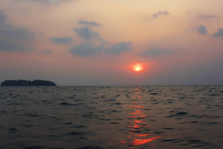 Pulau Air juga menyajikan pemandangan matahari terbenam yang indah saat senja