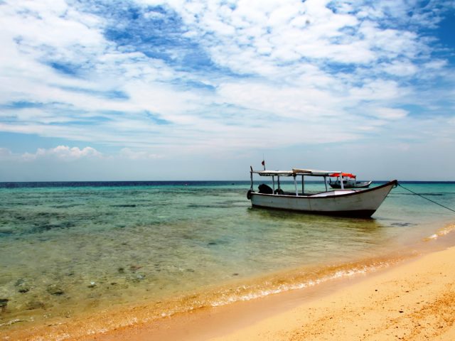 Bertandang ke Pulau Kembar di Perairan Makassar