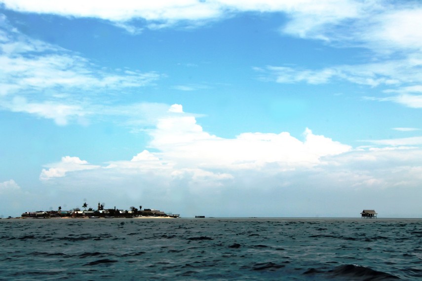 Pulau Barang Caddi dan bangunan bekas dermaga dilihat dari kejauhan