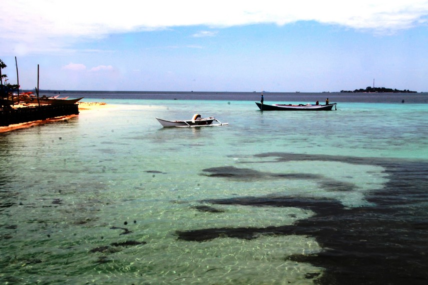 Pulau Barang Lompo dilihat dari Pulau Barang Caddi