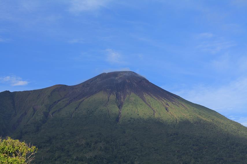 Puncak gunung Gamalama yang terlihat menghitam akibat letusan beberapa kali