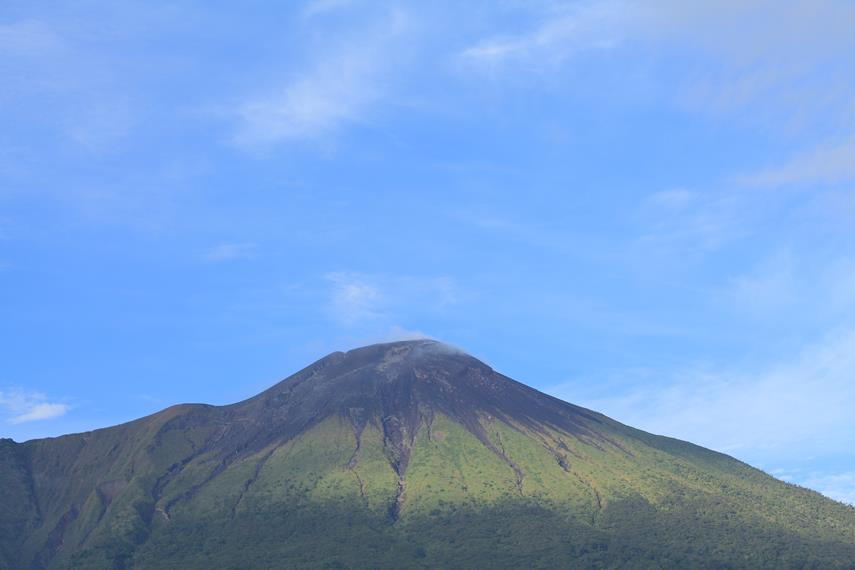 Puncak gunung Gamalama yang terlihat menghitam akibat letusan beberapa kali