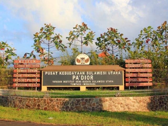 Melihat Contra Bass Terbesar di Pusat Kebudayaan Padior