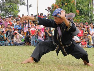 Rampag Parebut Seeng, Kesenian yang Melatih Pengendalian Diri