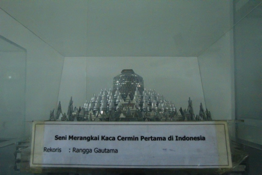 Rekor seni merangkai cermin pertama di Indonesia