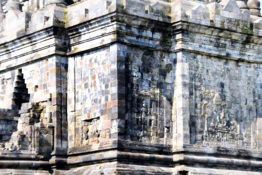 Relief-relief  pada Dinding Candi Mendut yang bercorak Budha