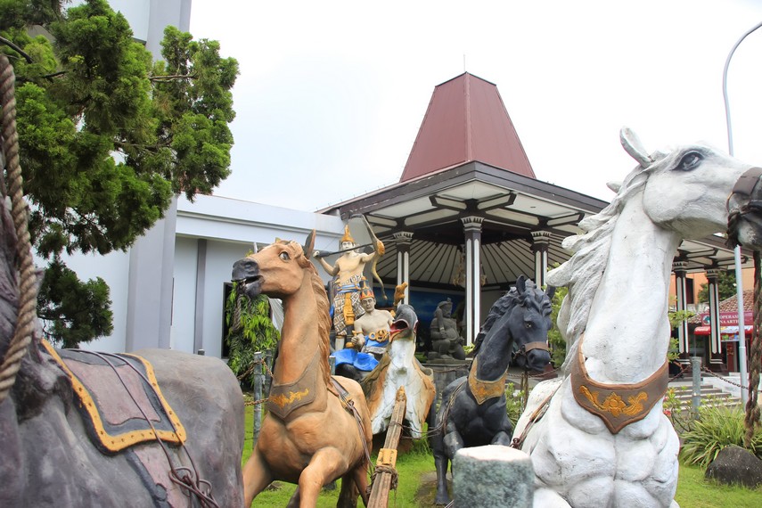 Replika kereta kuda didepan pintu masuk Museum Ranggawarsita