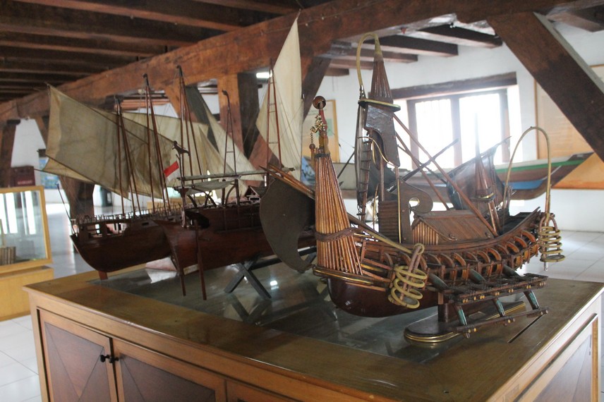 Replika perahu-perahu tradisional yang dahulu digunakan oleh para pelaut Indonesia