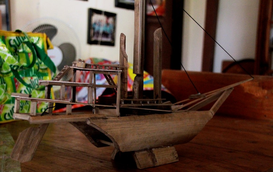 Replika perahu phinisi terbuat dari bambu hasil karya masyarakat Desa Wisata Lakkang yang digemari turis asing