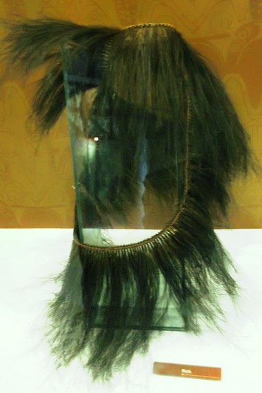 Rok bagian luar Suku Asmat yang terbuat dari bulu burung kasuari. Pakaian ini bisa digunakan baik lelaki maupun perempuan