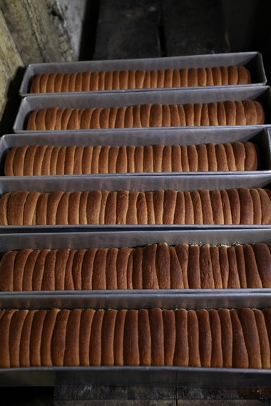 Roti tawar yang sudah dipotong dan siap untuk dipanggang