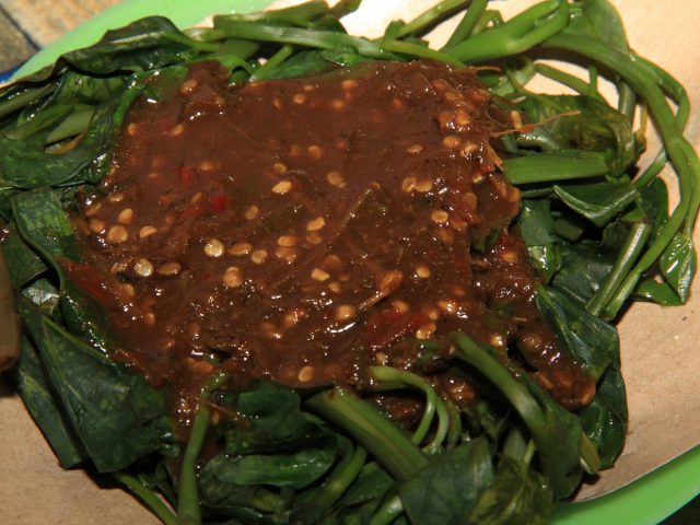 Sensasi Segar dari Rujak Kangkung Khas Kuningan