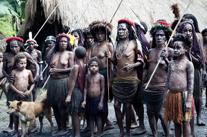Rumah adat dan Penduduk suku Dani yang tinggal di Honai dengan pakaian khasnya
