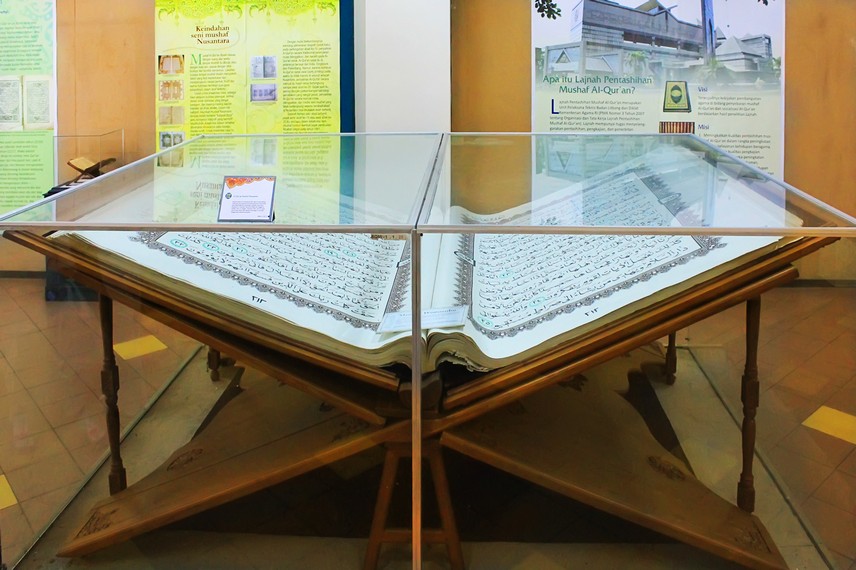 Salah satu Al-Quran berukuran besar yang berada di dalam Museum Bayt Al-Quran