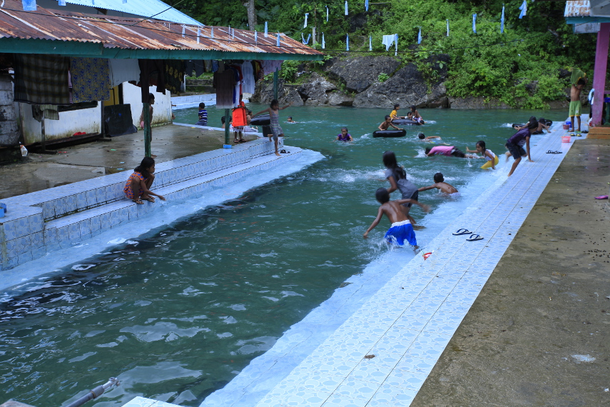 Salah satu anak sungai di Sawai yang dijadikan sarana permandian dan tempat mencuci bagi warga desa Sawai
