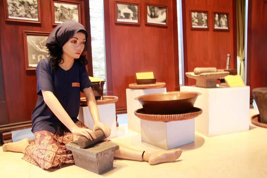 Salah satu diorama seorang perempuan membuat jamu di dalam Museum Jamu Nyonya Meneer