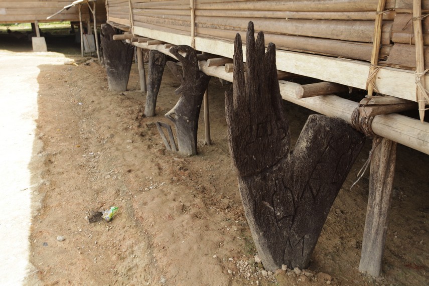 Salah satu hasil seni suku Huaulu dalam membangun rumah Baileo