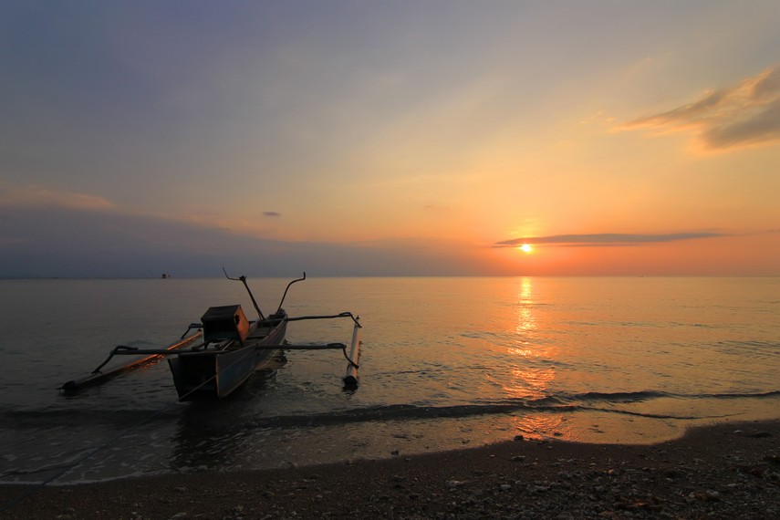 Salah satu keunggulan Pulau Moyo yakni menawarkan sensasi panorama matahari terbenam yang cantik