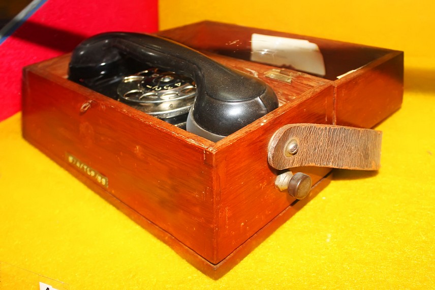 Salah satu koleksi telefon tua yang dimiliki Museum Telekomunikasi