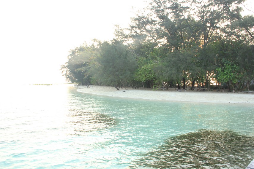 Pulau Semak Daun salah satu pulau tak berpenghuni di wilayah Kepulauan Seribu