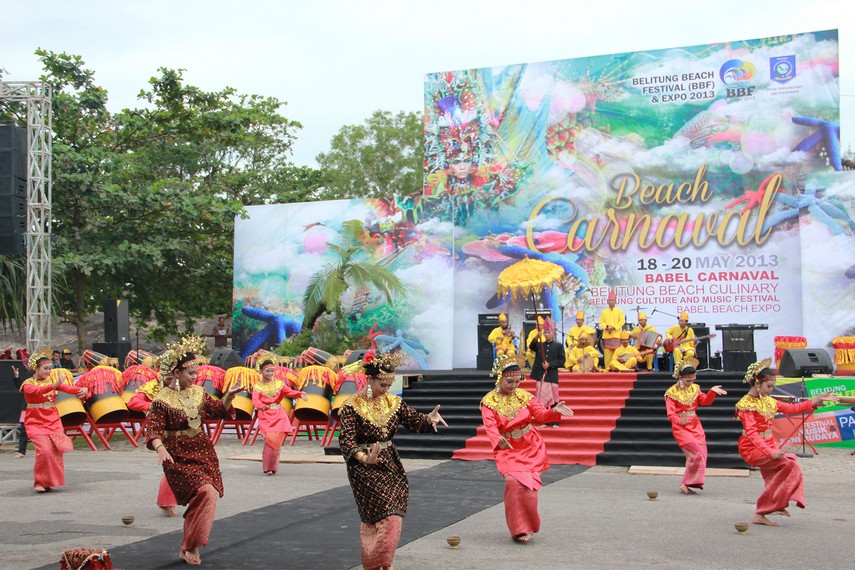 Salah satu penampilan tari sekapur sirih dalam acara Belitung Beach Festival pada bulan Mei lalu
