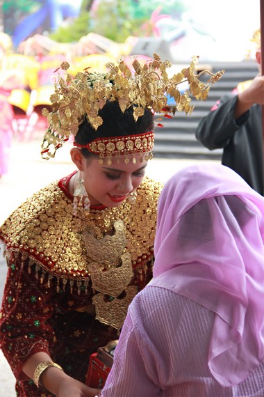 Salah satu penari memberikan sirih kepada tamu kehormatan yang datang di perhelatan besar di Belitung
