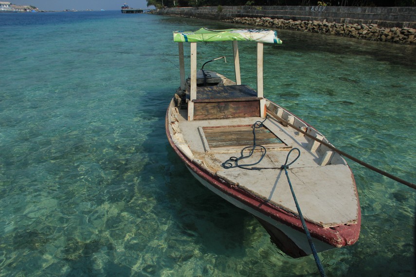 Di Pulau Karya, pengunjung juga dapat menyaksikan perahu-perahu nelayan yang bersandar di pinggir pantai
