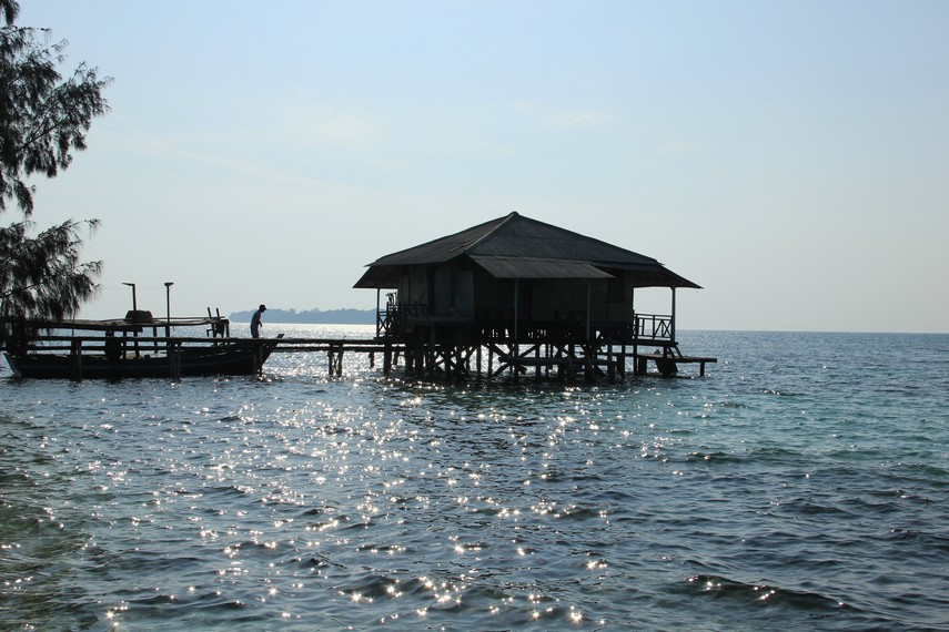 Salah satu kelebihan Pulau Gusung Pandan adalah tersedianya penginapan yang menjorok ke laut