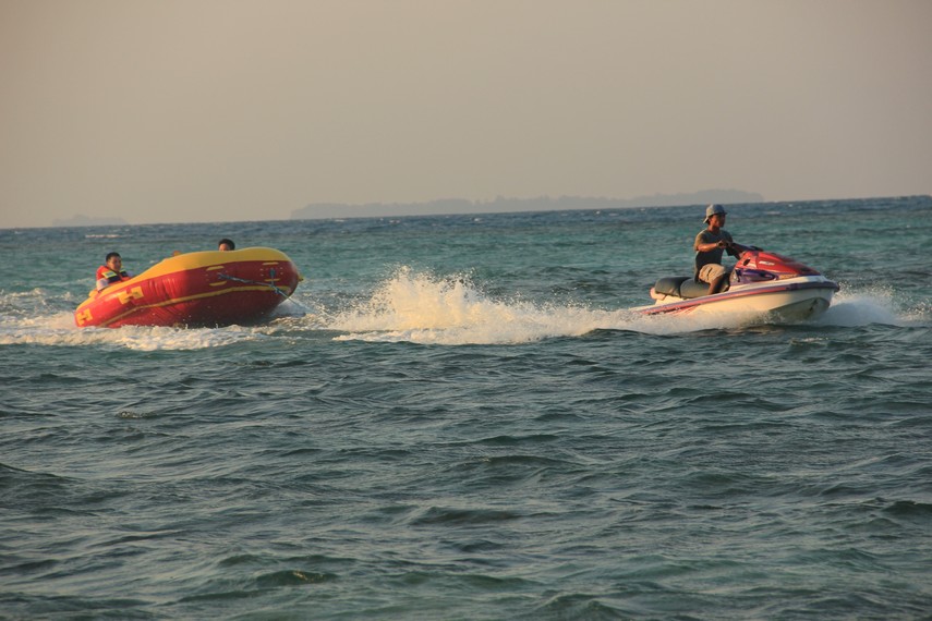 Salah satu sarana olahraga air yang bisa dinikmati di Pulau Tidung