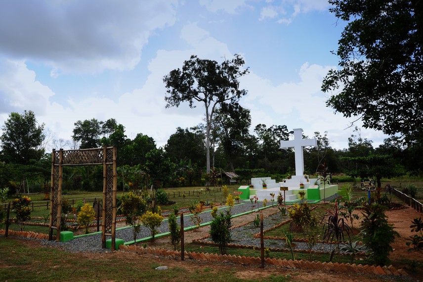 Salah satu taman yang dibuat atas inisiatif warga setempat yang mayoritas memeluk agama Kristiani