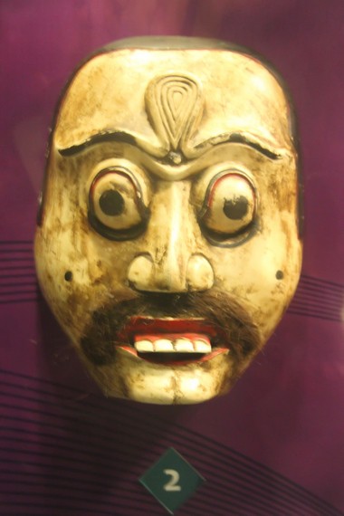 Salah satu topeng bernuansa etnik yang menjadi salah astu koleksi yang dimiliki Museum Negeri Nusa Tenggara Barat