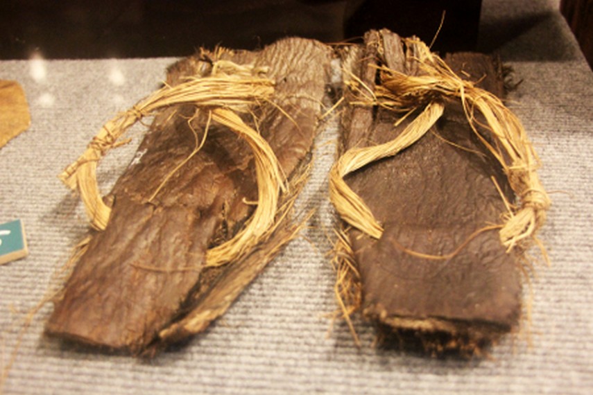 Sandal tradisional pun tidak mau ketinggalan dan menjadi  pajangan yang dapat dilihat di Museum Negeri Nusa Tenggara Barat