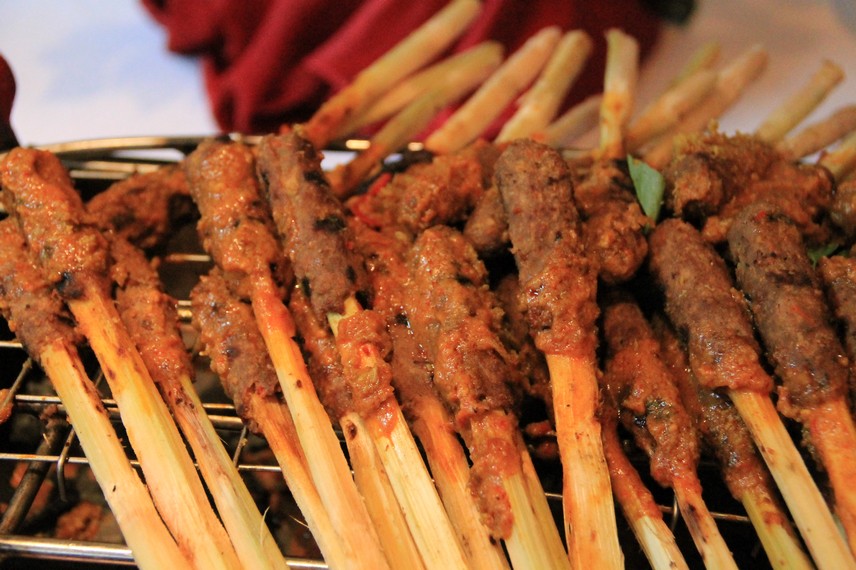 Sate lembut salah satu kuliner khas betawi yang keberadaannya mulai sulit ditemukan di Jakarta