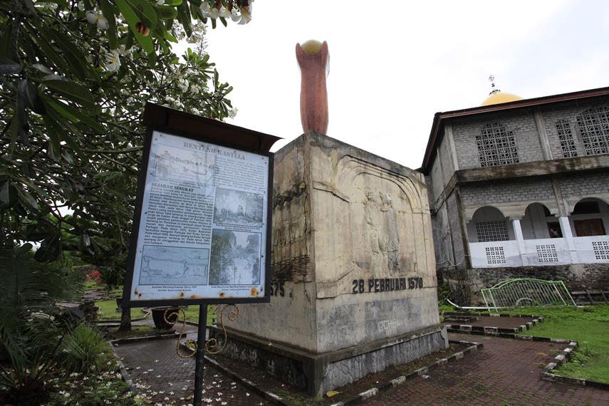 Sebuah prasasti yang memiliki relief kisah pembunuhan Sultan Khairun di Benteng Kastela