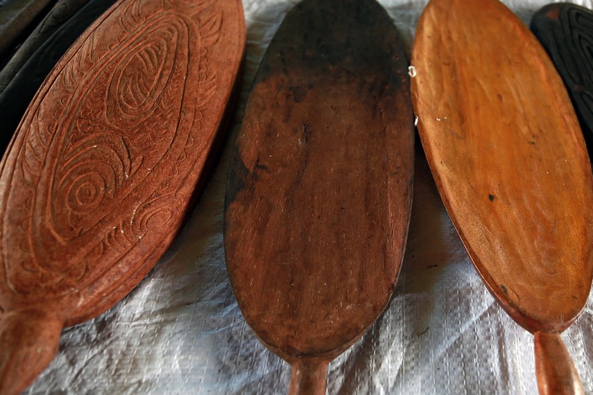 Sejenis penadah yang terbuat dari kayu untuk menaruh lauk seperti halnya mangkuk atau piring