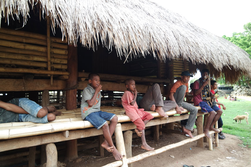 Sekilas kehidupan masyarakat Desa Ratenggaro