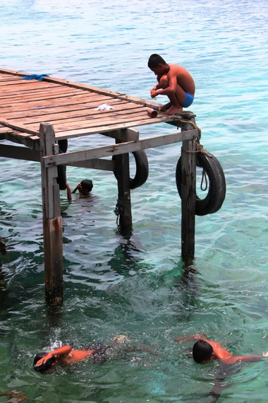 Selain pemandangan yang indah, dermaga pulau-pulau di Sulawesi Selatan juga diramaikan oleh anak-anak yang sedang berenang