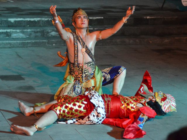 Pembuktian Kesucian Shinta dalam Sendratari Ramayana