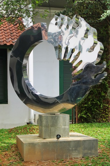 Seni instalasi di area Museum Kontemporer Jakarta