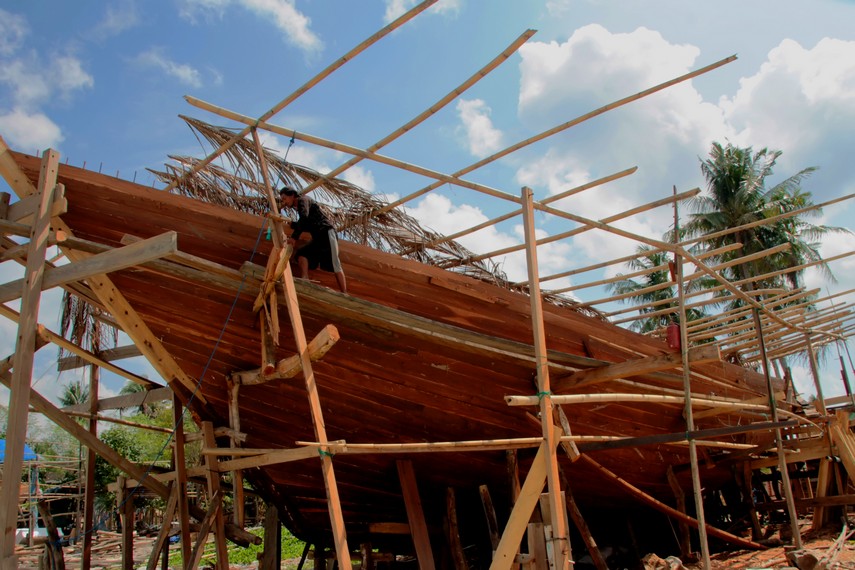 Proses pembuatan perahu Pinisi biasanya dilakukan oleh sekitar sepuluh orang pekerja