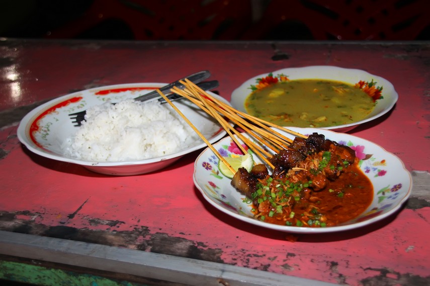 Sate Matang Lengkap dengan Semangkuk Soto Kuning dan Sepiring Nasi Hangat
