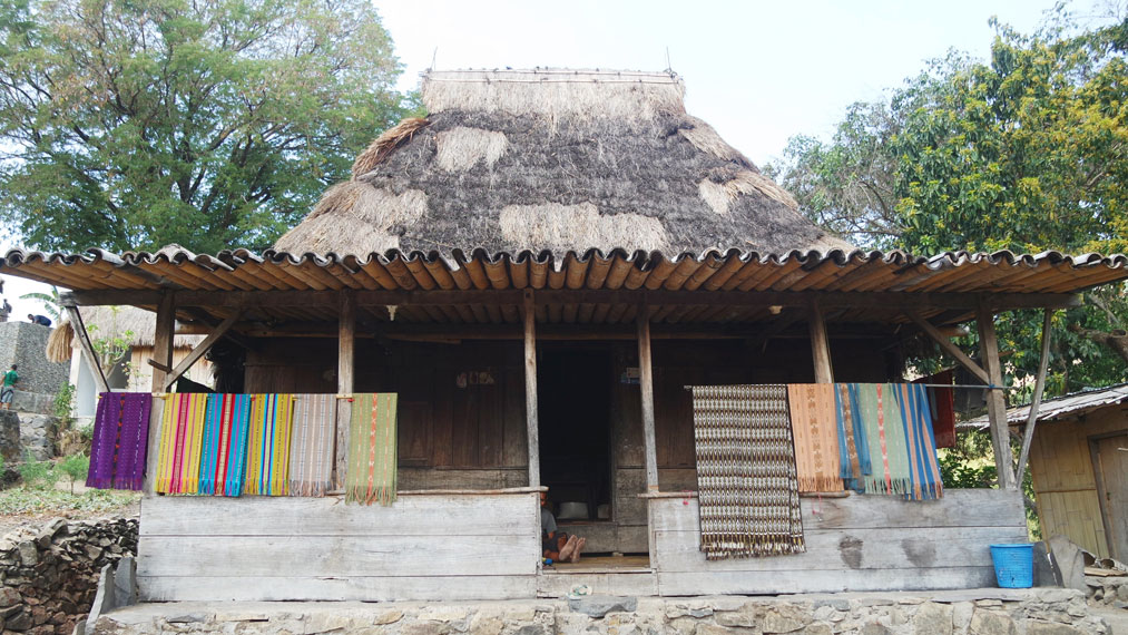 Setiap rumah biasanya menjual kain ikat dan songket tradisional sebagai souvenir yang dapat dibeli oleh pengunjung